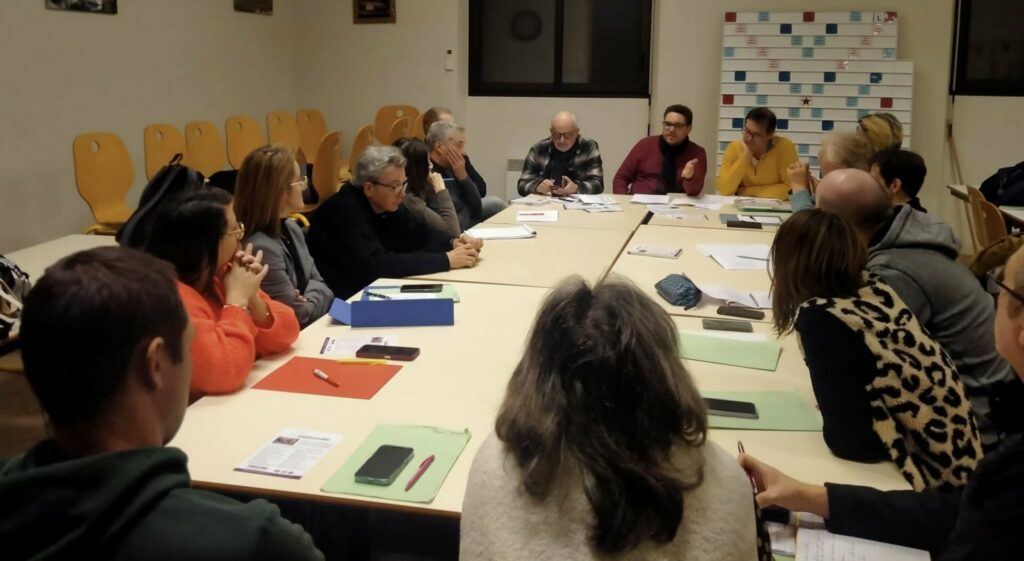 L'équipe de "Villaudric au cœur" en réunion.